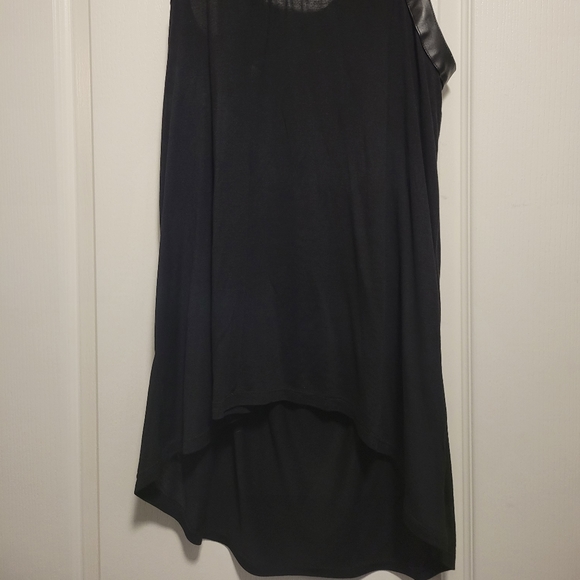 Sleeveless top, faux leather trim, Sz small, black. Longer in length - Picture 6 of 6